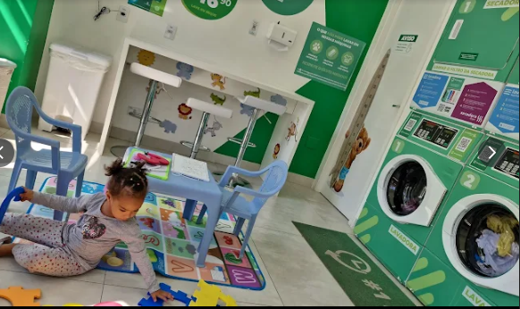 Espaço kids da lavanderia com área de brincar